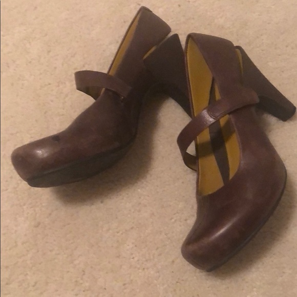 Brown Tsubo Heels - Picture 2 of 8